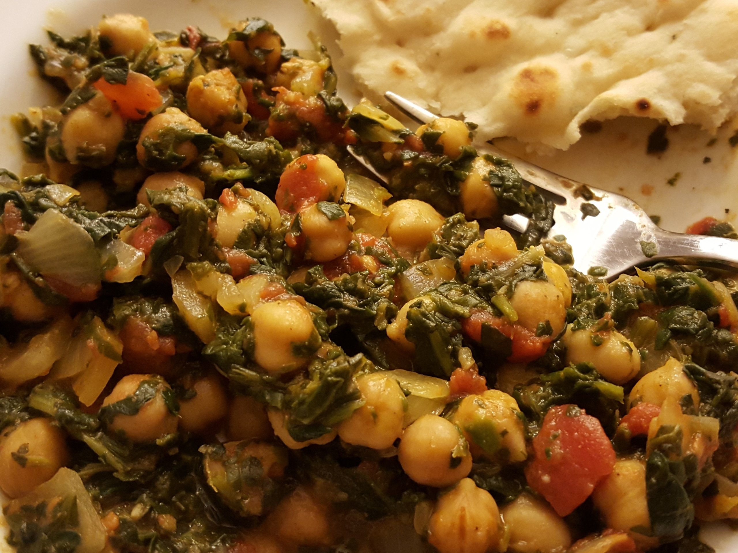 A serve of chickpea, tomato and spinach curry