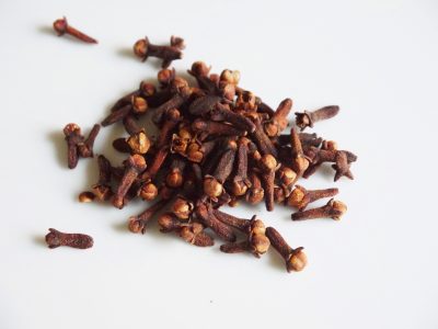 a small mound of cloves