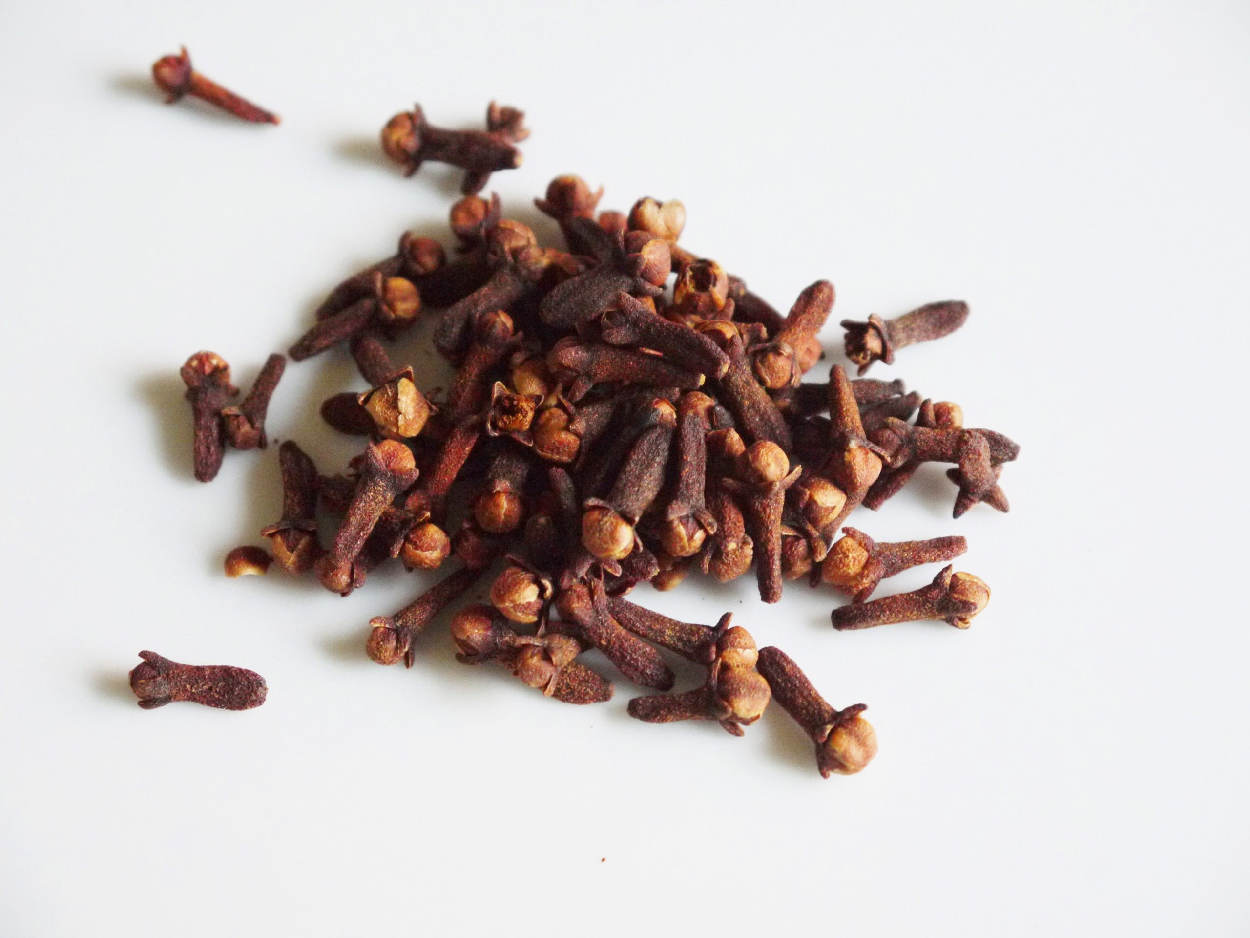 a small mound of cloves