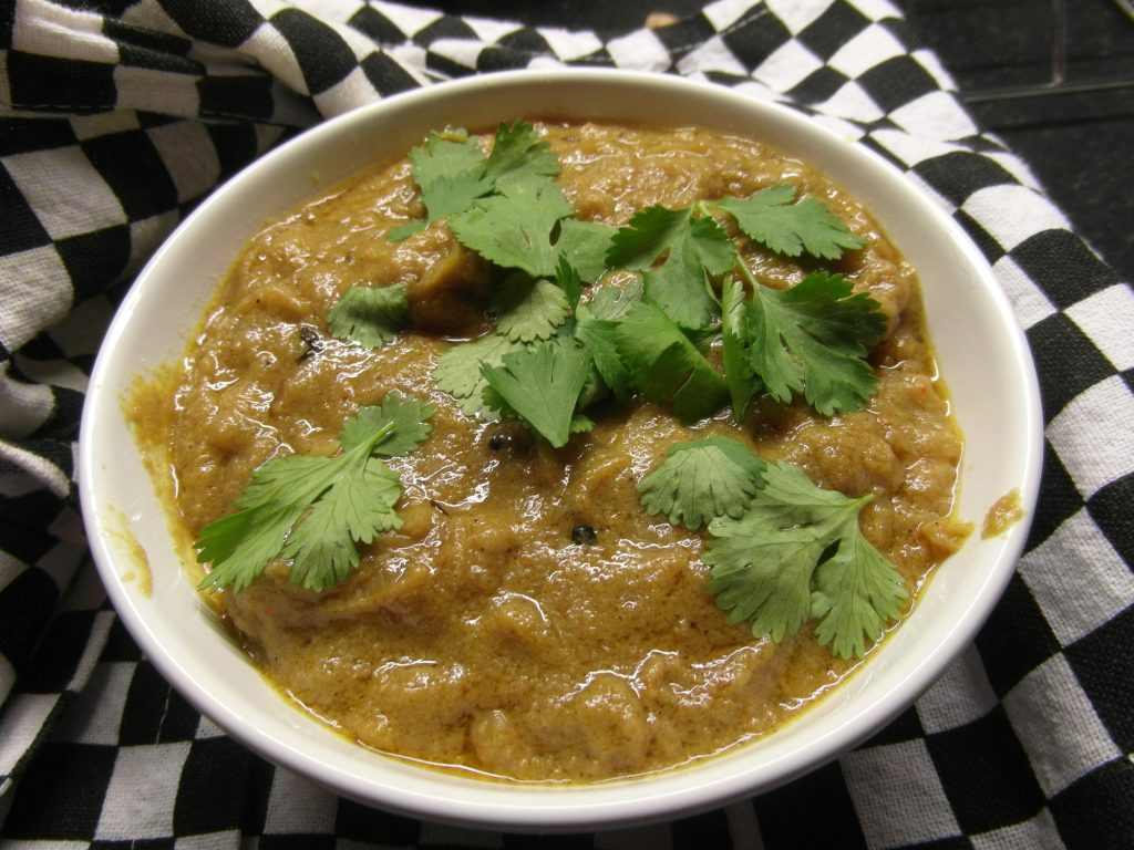 a serving bowl of lamb dopiaza